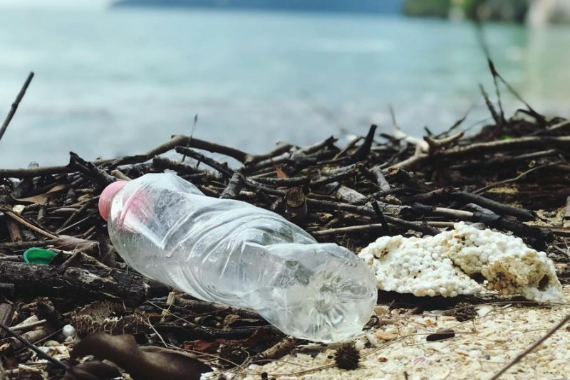 zdjęcie wyróżniające Światowy Dzień Ochrony Środowiska przypomina o zanieczyszczeniu plastikiem